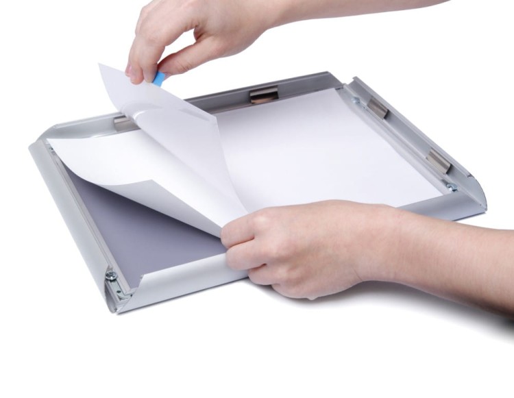 Ramka zatrzaskowa KRAST B2 (50,0 x 70,0 cm) aluminiowa srebrna z ostrym prostym narożnikiem i certyfikatem trudnopalności rama ramka plakatowa OWZ ścienna na plakat na zdjęcia profil 25 mm