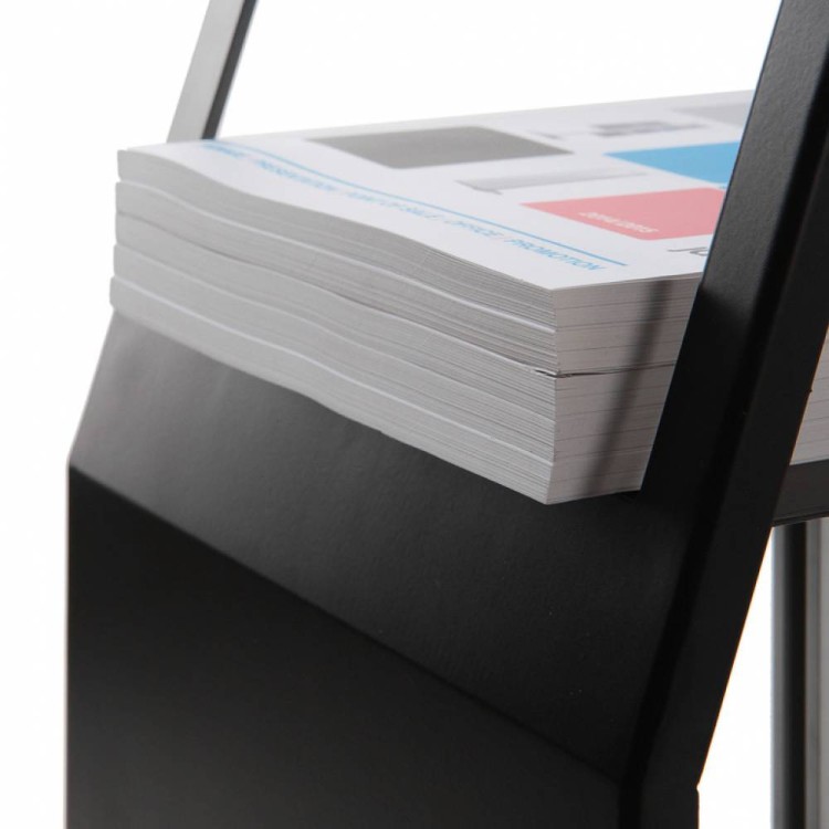 Stojak na ulotki z kieszenią magnetyczną na plakat A4 czarny stojak informacyjny na ulotki  stojak na katalogi z ramką A4 stojak prezentacyjny z miejscem na plakat do kiosku do branży detalicznej do hotelu