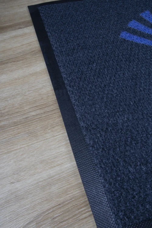 Mata podłogowa Universal Brush Guard - wycieraczka dywanik wykładzina z logo do zastosowań wewnętrznych i zewnętrznych - szczegół