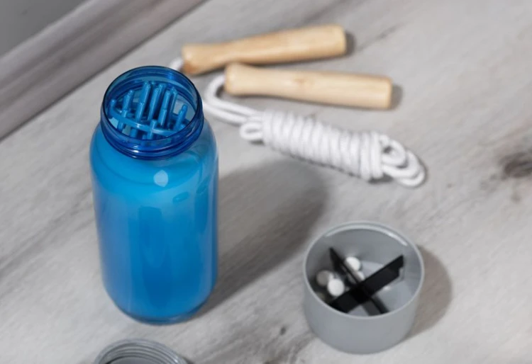 Shaker 750 ml TRISHE niebieski z logo