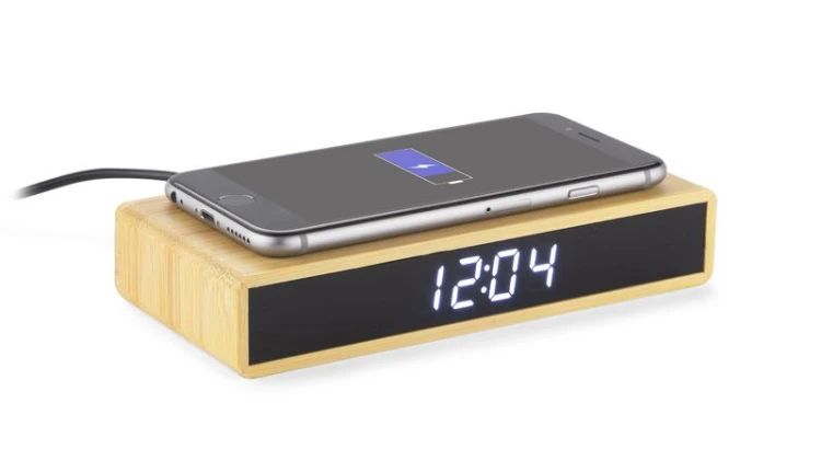 Zegar na biurko z ładowarką indukcyjną INDUCTO brązowy z logo