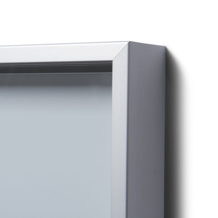 Detal, smukła obudowa - Gablota magnetyczna SLIM 15xA4 110x92 cm z przesuwanymi drzwiami zamykana na kluczyk do użytku wewnętrznego gablota wewnętrzna gablota ogłoszeniowa gablota informacyjna tablica ogłoszeń tablica informacyjna