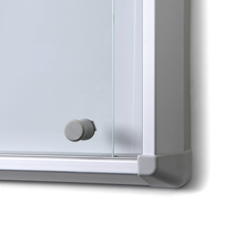 Detal - Gablota magnetyczna SL 15xA4 110x92 cm z przesuwanymi drzwiami zamykana na kluczyk do użytku wewnętrznego gablota wewnętrzna z certyfikatem trudnopalności B1 gablota ogłoszeniowa gablota informacyjna tablica ogłoszeń tablica informacyjna