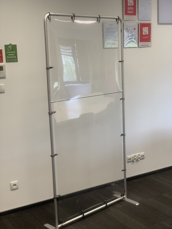Szyba ochronna podłogowa stojąca przegroda stojak stand PET jak pleksi antywirusowa osłona z PET jak plexi wysoka stojąca do postawienia na ziemi 100 x 200 cm
