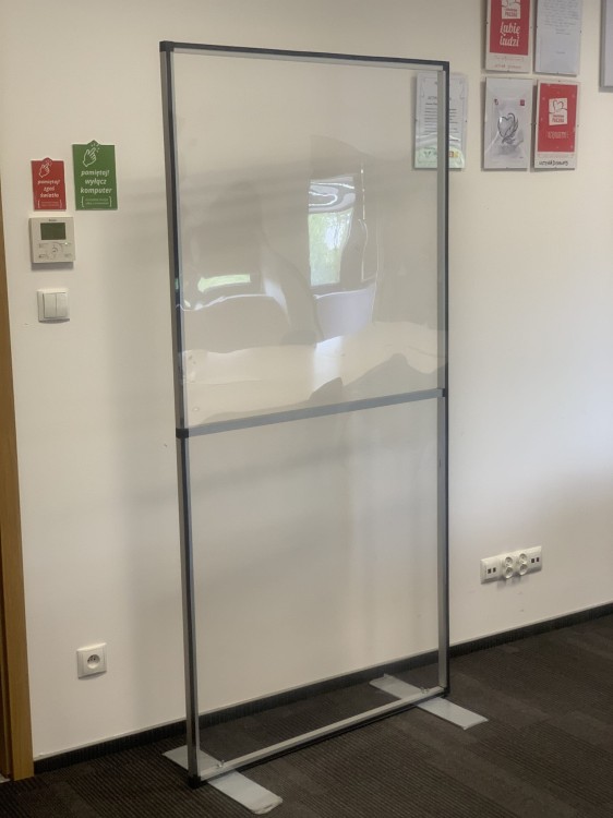 Szyba ochronna podłogowa stojąca przegroda stojak stand PET jak pleksi antywirusowa osłona z PET jak plexi wysoka stojąca do postawienia na ziemi 100 x 200 cm