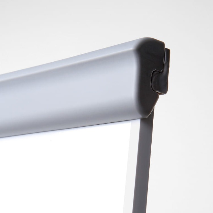 Detal, listwa zatrzaskowa ukrywająca uchwyty na papier - Flipchart magnetyczny SCRITTO® Vario 68 x 100 cm stojak z tablicą magnetyczną suchościeralną mobilny flipchart stojak do postawienia z tablicą do pisania na kółkach z możliwością regulacji wysokości