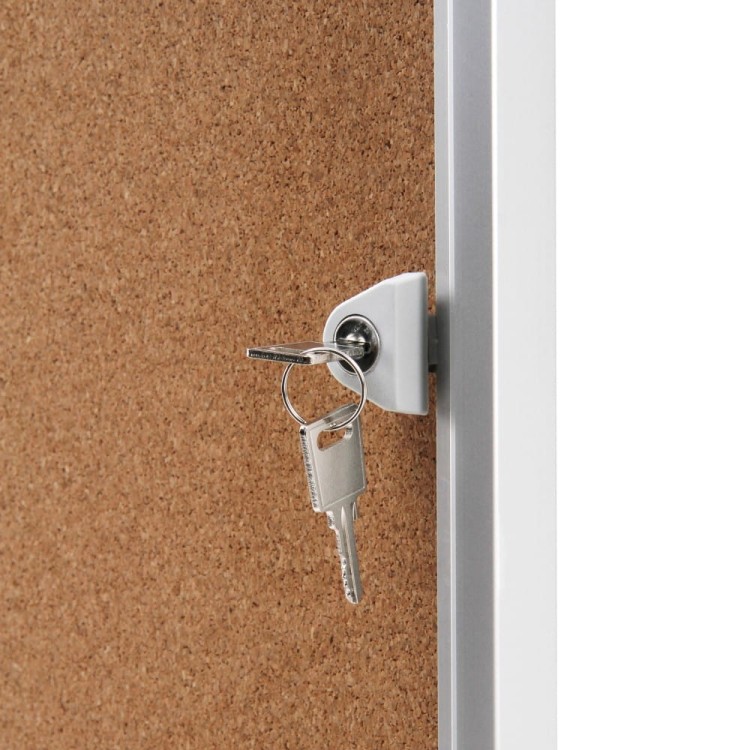 Detal - Gablota korkowa XSC 9xA4 66x92 cm zamykana na kluczyk do użytku wewnętrznego gablota wewnętrzna gablota ogłoszeniowa gablota informacyjna tablica ogłoszeń tablica informacyjna