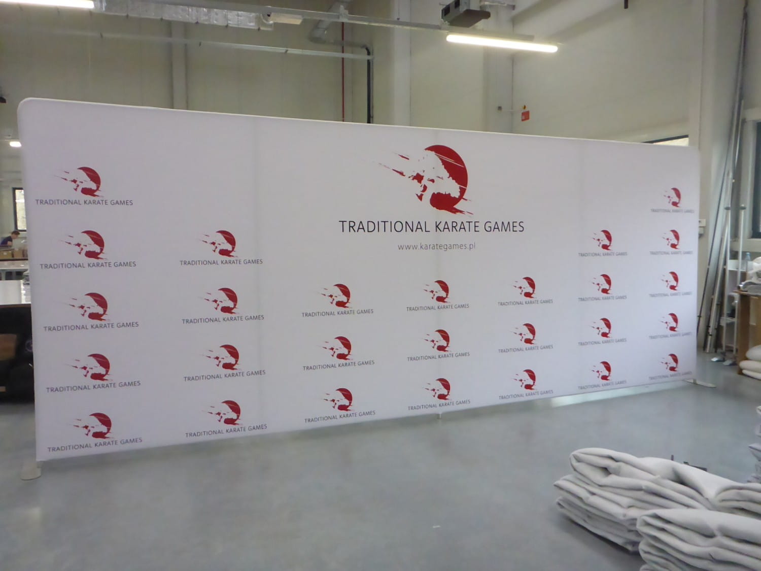 Przykładowa realizacja nr 4: Ścianka Reklamowa Tekstylna Prosta 300 x 240 cm - ścianka wystawiennicza targowa prasowa