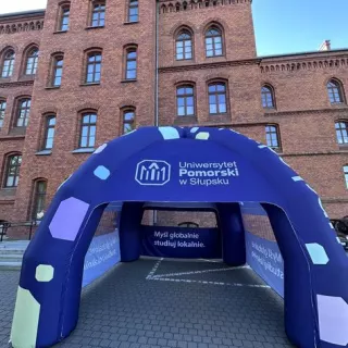 Przestronny, efektowny namiot pająk o wymiarach 5 × 5 m, idealny na eventy plenerowe, targi, strefy chillout oraz akcje reklamowe. Wykonany z trwałej, wodoodpor