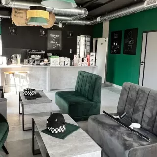 Drewniana tabliczka z powierzchnią do pisania markerami kredowymi - dokładnie taka, którą często można zobaczyć w restauracjach, kawiarniach, czy pubach.