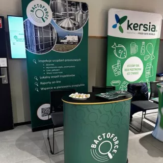 Monolith to kolejna odsłona ścianek reklamowych tekstylnych. Konstrukcja stworzona jest z aluminium, posiada stalową podstawę z wykrojoną przestrzenią służącą j