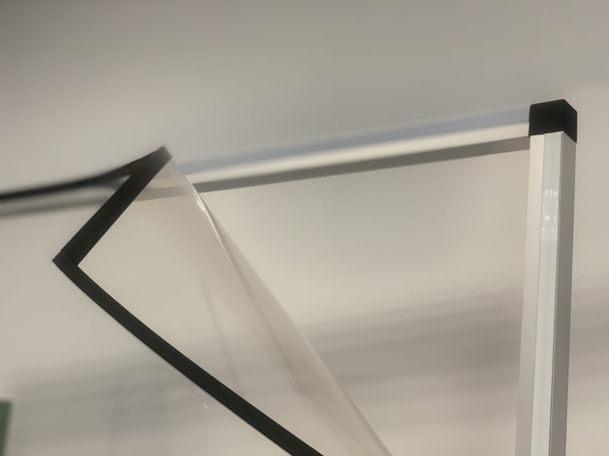 Detail magnetických pásků a způsob montáže ochranného materiálu