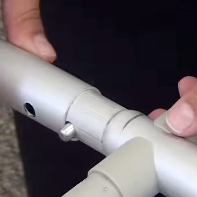 Detail konstrukce a spojení prvků rámu reklamní stěny