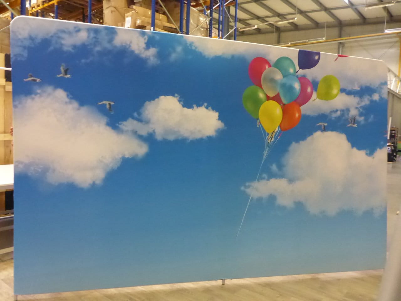 Reklamní stěna zakoupená v Retio.pl s reklamní grafikou